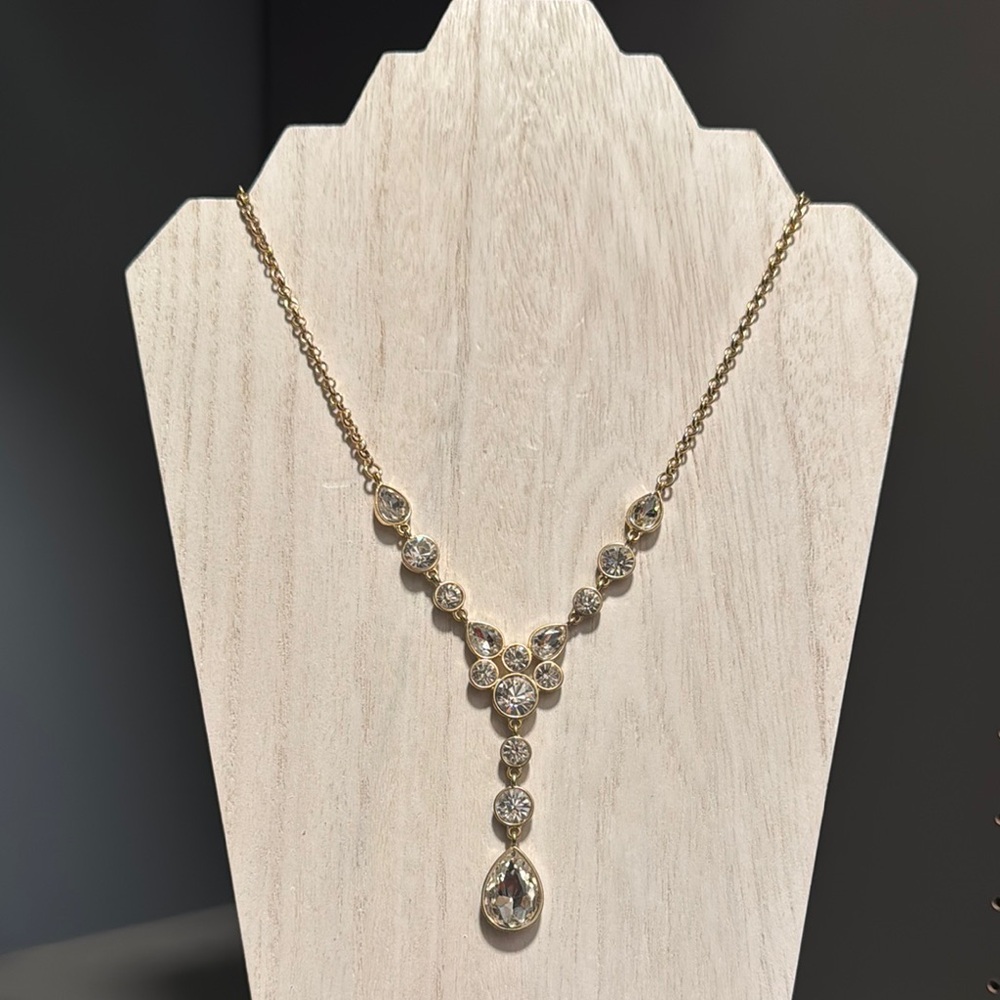 🤍 Brand New Elegant Gold Necklace with Crystal Accents ✨